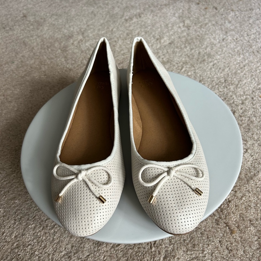 crown & ivy - Elegant White Ballet Flats